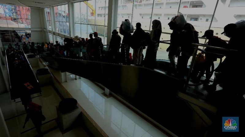 Petugas kesehatan pelabuhan Tanjung Priok mengecek surat kesehatan dari penumpang kapal Doro Londa tujuan Indonesia Timur ke Jakarta, Selasa (22/12/2020). Pengecekan surat kesehatan ini untuk mengantisipasi penyebaran virus COVID-19. (CNBC Indonesia/Tri Susilo)  

PT Pelayaran Nasional Indonesia PT PELNI (Persero) masih memberlakukan penggunaan hasil tes rapid antibodi bagi calon penumpang kapal PELNI. Manajemen PELNI terus berkoordinasi dengan Tim Gugus COVID-19 dan konsisten memastikan protokol kesehatan dilaksanakan secara ketat.  (CNBC Indonesia/ Tri Susilo)