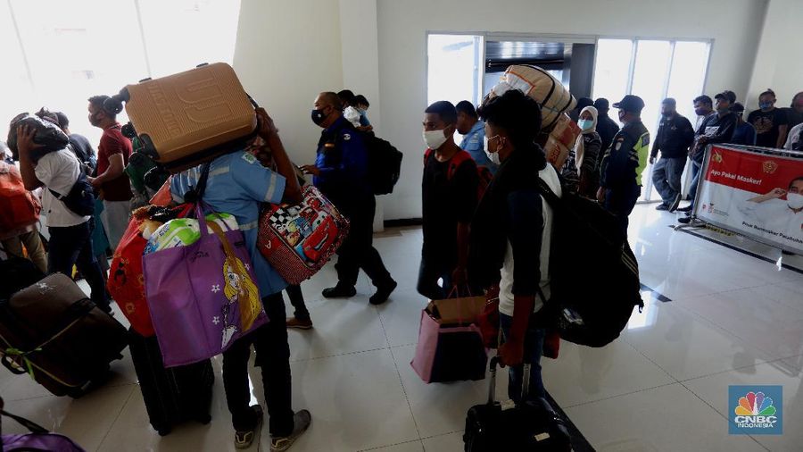 Petugas kesehatan pelabuhan Tanjung Priok mengecek surat kesehatan dari penumpang kapal Doro Londa tujuan Indonesia Timur ke Jakarta, Selasa (22/12/2020). Pengecekan surat kesehatan ini untuk mengantisipasi penyebaran virus COVID-19. (CNBC Indonesia/Tri Susilo)  

PT Pelayaran Nasional Indonesia PT PELNI (Persero) masih memberlakukan penggunaan hasil tes rapid antibodi bagi calon penumpang kapal PELNI. Manajemen PELNI terus berkoordinasi dengan Tim Gugus COVID-19 dan konsisten memastikan protokol kesehatan dilaksanakan secara ketat.  (CNBC Indonesia/ Tri Susilo)