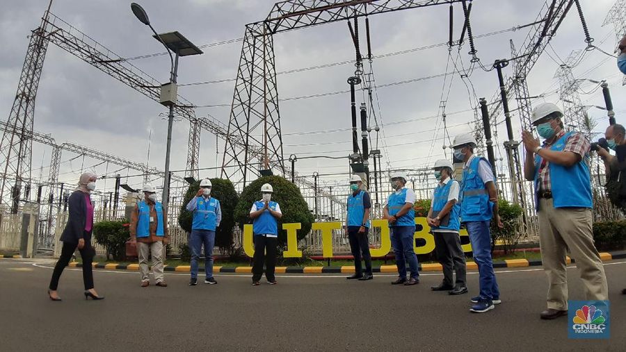 Direktur Bisnis Regional Jawa, Madura, dan Bali PLN Haryanto WS mengunjungi PLN UIT JBB, Gandul, Cinere, Depok. (CNBC Indonesia/Anisatul Umah)