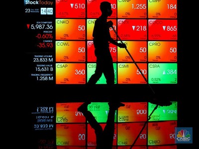 Layar monitor menampilkan pergerakan Indeks Harga Saham Gabungan (IHSG) pada perdagangan saham. (CNBC Indonesia/ Tri Susilo)
