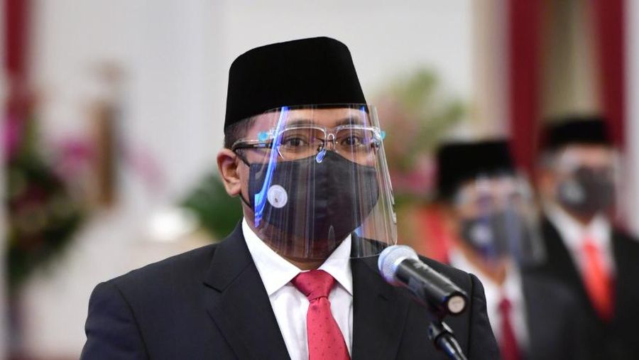 Menteri Agama Yaqut Cholil Qoumas mengikuti upacara pelantikan di Istana Negara, Jakarta, Rabu (23/12/2020). Presiden melantik enam menteri untuk menggantikan posisi menteri lama (reshuffle) dan lima wakil menteri, diantaranya Tri Rismaharini sebagai Menteri Sosial, Sakti Wahyu Trenggono sebagai Menteri Kelautan dan Perikanan, Yaqut Cholil Qoumas sebagai Menteri Agama, Budi Gunadi Sadikin sebagai Menteri Kesehatan, Sandiaga Salahudin Uno sebagai Menteri Pariwisata dan Ekonomi Kreatif serta M Lutfi sebagai Menteri Perdagangan. (BPMI Setpres/Muchlis Jr)