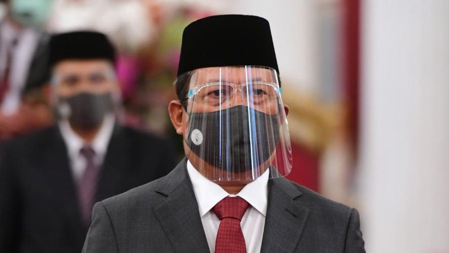 Menteri Kelautan dan Perikanan Sakti Wahyu Trenggono mengikuti upacara pelantikan di Istana Negara, Jakarta, Rabu (23/12/2020). Presiden melantik enam menteri untuk menggantikan posisi menteri lama (reshuffle) dan lima wakil menteri, diantaranya Tri Rismaharini sebagai Menteri Sosial, Sakti Wahyu Trenggono sebagai Menteri Kelautan dan Perikanan, Yaqut Cholil Qoumas sebagai Menteri Agama, Budi Gunadi Sadikin sebagai Menteri Kesehatan, Sandiaga Salahudin Uno sebagai Menteri Pariwisata dan Ekonomi Kreatif serta M Lutfi sebagai Menteri Perdagangan.  (BPMI Setpres/Muchlis Jr)