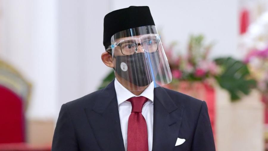 Menteri Pariwisata dan Ekonomi Kreatif Sandiaga Salahuddin Uno mengikuti upacara pelantikan di Istana Negara, Jakarta, Rabu (23/12/2020). Presiden melantik enam menteri untuk menggantikan posisi menteri lama (reshuffle) dan lima wakil menteri, diantaranya Tri Rismaharini sebagai Menteri Sosial, Sakti Wahyu Trenggono sebagai Menteri Kelautan dan Perikanan, Yaqut Cholil Qoumas sebagai Menteri Agama, Budi Gunadi Sadikin sebagai Menteri Kesehatan, Sandiaga Salahudin Uno sebagai Menteri Pariwisata dan Ekonomi Kreatif serta M Lutfi sebagai Menteri Perdagangan.  (BPMI Setpres/Muchlis Jr)