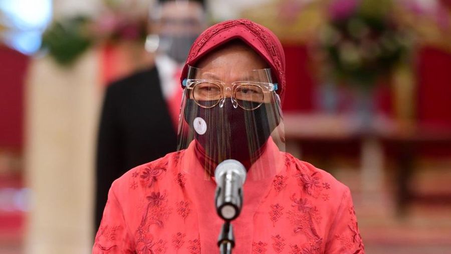 Menteri Sosial Tri Rismaharini mengikuti upacara pelantikan di Istana Negara, Jakarta, Rabu (23/12/2020). Presiden melantik enam menteri untuk menggantikan posisi menteri lama (reshuffle) dan lima wakil menteri, diantaranya Tri Rismaharini sebagai Menteri Sosial, Sakti Wahyu Trenggono sebagai Menteri Kelautan dan Perikanan, Yaqut Cholil Qoumas sebagai Menteri Agama, Budi Gunadi Sadikin sebagai Menteri Kesehatan, Sandiaga Salahudin Uno sebagai Menteri Pariwisata dan Ekonomi Kreatif serta M Lutfi sebagai Menteri Perdagangan. (BPMI Setpres/Muchlis Jr)