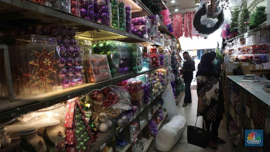 Calon pembeli memilih hiasan Natal di Pasar Asemka, Jakarta, Selasa, 22 Desember 2020. Berbagai pernak-pernik Natal untuk hiasan pohon dan rumah dijual berkisar dari harga Rp 5 ribu hingga Rp 2 juta, kebanyakan berasal dari Tiongkok. Pasar Asemka, Jakarta Barat dapat menjadi rekomendasi bagi warga yang ingin menghiasi rumah dengan cantik namun dengan harga yang terjangkau. Terlebih, semua pernak-pernik natal sedang diskon. “Iya kami lagi diskon itu saja hiasan natal yang bulat-bulat satu pack isi 3 bola tadinya Rp 60 ribu kita diskon jadi Rp 35 ribu,” kata salah satu penjual, Menariknya, untuk pohon natal sendiri yang berukuran kecil (1 meter) pedagang memasang harga dari Rp 350 ribu hingga Rp 400 ribu. Lalu, pilihan warna pohon pun beragam di kawasan ini sehingga pembeli memiliki banyak pilihan. (CNBC Indonesia/ Muhammad Sabki)