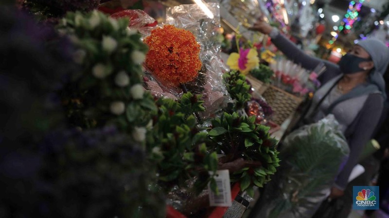 Calon pembeli memilih hiasan Natal di Pasar Asemka, Jakarta, Selasa, 22 Desember 2020. Berbagai pernak-pernik Natal untuk hiasan pohon dan rumah dijual berkisar dari harga Rp 5 ribu hingga Rp 2 juta, kebanyakan berasal dari Tiongkok. Pasar Asemka, Jakarta Barat dapat menjadi rekomendasi bagi warga yang ingin menghiasi rumah dengan cantik namun dengan harga yang terjangkau. Terlebih, semua pernak-pernik natal sedang diskon. “Iya kami lagi diskon itu saja hiasan natal yang bulat-bulat satu pack isi 3 bola tadinya Rp 60 ribu kita diskon jadi Rp 35 ribu,” kata salah satu penjual, Menariknya, untuk pohon natal sendiri yang berukuran kecil (1 meter) pedagang memasang harga dari Rp 350 ribu hingga Rp 400 ribu. Lalu, pilihan warna pohon pun beragam di kawasan ini sehingga pembeli memiliki banyak pilihan. (CNBC Indonesia/ Muhammad Sabki)
