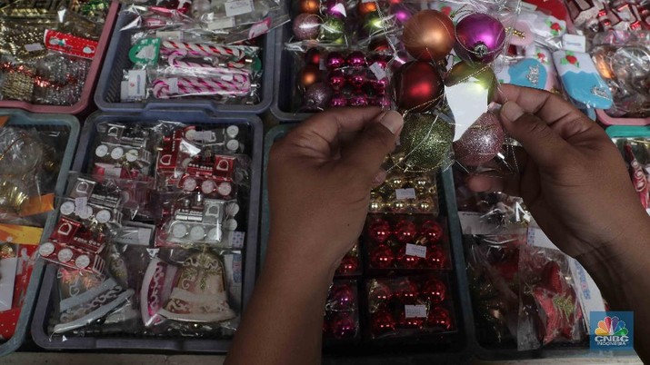 Calon pembeli memilih hiasan Natal di Pasar Asemka, Jakarta, Selasa, 22 Desember 2020. Berbagai pernak-pernik Natal untuk hiasan pohon dan rumah dijual berkisar dari harga Rp 5 ribu hingga Rp 2 juta, kebanyakan berasal dari Tiongkok. Pasar Asemka, Jakarta Barat dapat menjadi rekomendasi bagi warga yang ingin menghiasi rumah dengan cantik namun dengan harga yang terjangkau. Terlebih, semua pernak-pernik natal sedang diskon. “Iya kami lagi diskon itu saja hiasan natal yang bulat-bulat satu pack isi 3 bola tadinya Rp 60 ribu kita diskon jadi Rp 35 ribu,” kata salah satu penjual, Menariknya, untuk pohon natal sendiri yang berukuran kecil (1 meter) pedagang memasang harga dari Rp 350 ribu hingga Rp 400 ribu. Lalu, pilihan warna pohon pun beragam di kawasan ini sehingga pembeli memiliki banyak pilihan. (CNBC Indonesia/ Muhammad Sabki)
