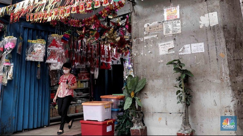 Calon pembeli memilih hiasan Natal di Pasar Asemka, Jakarta, Selasa, 22 Desember 2020. Berbagai pernak-pernik Natal untuk hiasan pohon dan rumah dijual berkisar dari harga Rp 5 ribu hingga Rp 2 juta, kebanyakan berasal dari Tiongkok. Pasar Asemka, Jakarta Barat dapat menjadi rekomendasi bagi warga yang ingin menghiasi rumah dengan cantik namun dengan harga yang terjangkau. Terlebih, semua pernak-pernik natal sedang diskon. “Iya kami lagi diskon itu saja hiasan natal yang bulat-bulat satu pack isi 3 bola tadinya Rp 60 ribu kita diskon jadi Rp 35 ribu,” kata salah satu penjual, Menariknya, untuk pohon natal sendiri yang berukuran kecil (1 meter) pedagang memasang harga dari Rp 350 ribu hingga Rp 400 ribu. Lalu, pilihan warna pohon pun beragam di kawasan ini sehingga pembeli memiliki banyak pilihan. (CNBC Indonesia/ Muhammad Sabki)