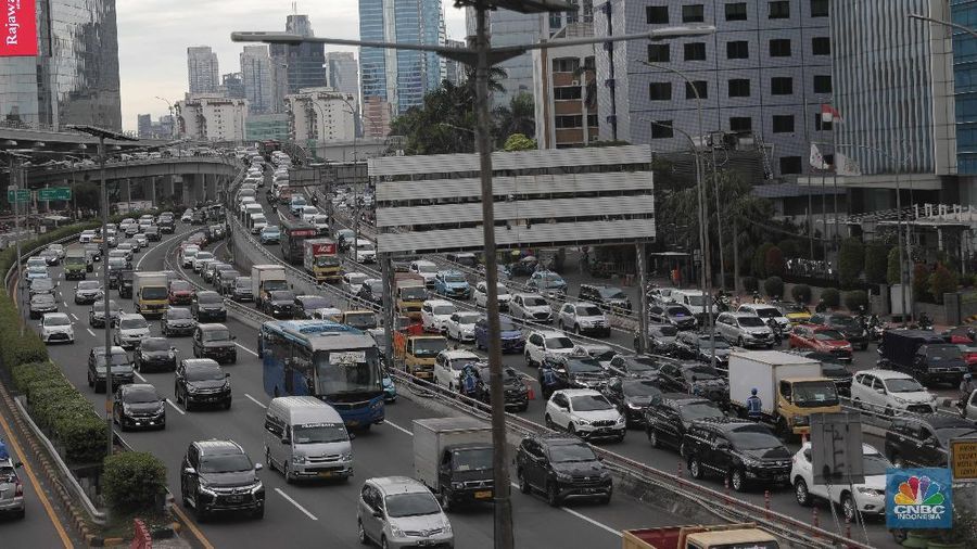 Ratusan kendaraan mobil melintas diruas jalan tol Cawang-Grogol, Jakarta, Rabu 23/12. Pantauan CNBC Indonesia terlihat kepadatan kendaraan sejak pukul 15.00 wib. Kawasan jalan tol pondok gede Timur dua juga terlihat ramai lancar. Menjelang libur Natal 2020, sebanyak 842.000 kendaraan diprediksi meninggalkan wilayah DKI Jakarta dengan berbagai tujuan melalui tol Jasa Marga . Jumlah kendaraan itu akan mulai tercatat sejak Kamis 24 Desember hingga Minggu 27 Desember 2020. Operation and Maintenance Management Group Head Jasa Marga, Pratomo Bimawan Putra menjelaskan, puncak arus lalu lintas keluar Jabotabek pada Libur Natal 2020 diprediksi terjadi pada Kamis, 24 Desember 2020.”Puncak arus lalu lintas kembali menuju Jakarta terjadi pada Minggu 27 Desember 2020,” katanya, Rabu (23/12/2020) (CNBC Indonesia/ Muhammad Sabki)