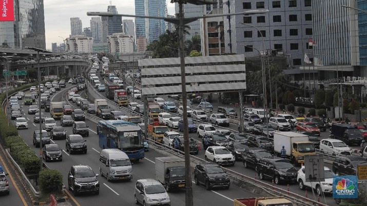 Suasana lalu lintas kendaraan di Jalan tol Cawang-Grogol. Ratusan kendaraan mobil melintas diruas jalan tol Cawang-Grogol, Jakarta, Rabu 23/12. Pantauan CNBC Indonesia terlihat kepadatan kendaraan sejak pukul 15.00 wib. Kawasan jalan tol pondok gede Timur dua juga terlihat ramai lancar. Menjelang libur Natal 2020, sebanyak 842.000 kendaraan diprediksi meninggalkan wilayah DKI Jakarta dengan berbagai tujuan melalui tol Jasa Marga . Jumlah kendaraan itu akan mulai tercatat sejak Kamis 24 Desember hingga Minggu 27 Desember 2020. Operation and Maintenance Management Group Head Jasa Marga, Pratomo Bimawan Putra menjelaskan, puncak arus lalu lintas keluar Jabotabek pada Libur Natal 2020 diprediksi terjadi pada Kamis, 24 Desember 2020.”Puncak arus lalu lintas kembali menuju Jakarta terjadi pada Minggu 27 Desember 2020,” katanya, Rabu (23/12/2020) (CNBC Indonesia/ Muhammad Sabki)
