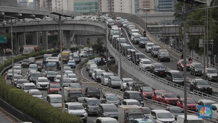 Ratusan kendaraan mobil melintas diruas jalan tol Cawang-Grogol, Jakarta, Rabu 23/12. Pantauan CNBC Indonesia terlihat kepadatan kendaraan sejak pukul 15.00 wib. Kawasan jalan tol pondok gede Timur dua juga terlihat ramai lancar. Menjelang libur Natal 2020, sebanyak 842.000 kendaraan diprediksi meninggalkan wilayah DKI Jakarta dengan berbagai tujuan melalui tol Jasa Marga . Jumlah kendaraan itu akan mulai tercatat sejak Kamis 24 Desember hingga Minggu 27 Desember 2020. Operation and Maintenance Management Group Head Jasa Marga, Pratomo Bimawan Putra menjelaskan, puncak arus lalu lintas keluar Jabotabek pada Libur Natal 2020 diprediksi terjadi pada Kamis, 24 Desember 2020.”Puncak arus lalu lintas kembali menuju Jakarta terjadi pada Minggu 27 Desember 2020,” katanya, Rabu (23/12/2020) (CNBC Indonesia/ Muhammad Sabki)