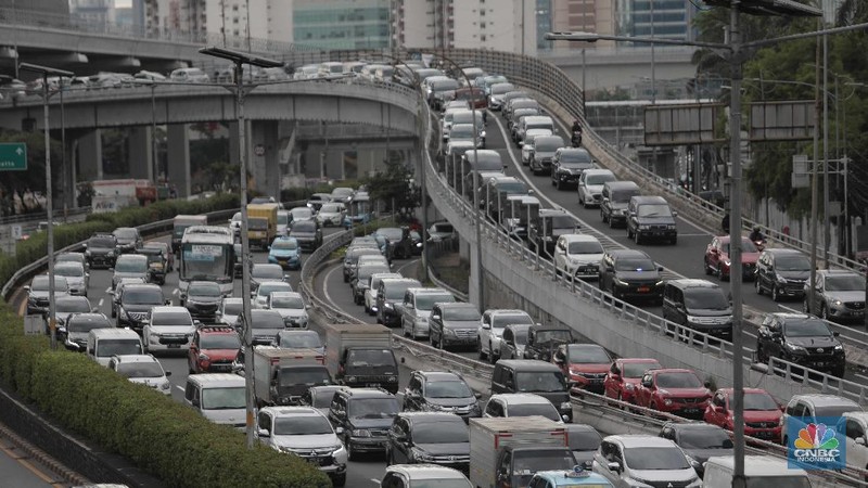 Ratusan kendaraan mobil melintas diruas jalan tol Cawang-Grogol, Jakarta, Rabu 23/12. Pantauan CNBC Indonesia terlihat kepadatan kendaraan sejak pukul 15.00 wib. Kawasan jalan tol pondok gede Timur dua juga terlihat ramai lancar. Menjelang libur Natal 2020, sebanyak 842.000 kendaraan diprediksi meninggalkan wilayah DKI Jakarta dengan berbagai tujuan melalui tol Jasa Marga . Jumlah kendaraan itu akan mulai tercatat sejak Kamis 24 Desember hingga Minggu 27 Desember 2020. Operation and Maintenance Management Group Head Jasa Marga, Pratomo Bimawan Putra menjelaskan, puncak arus lalu lintas keluar Jabotabek pada Libur Natal 2020 diprediksi terjadi pada Kamis, 24 Desember 2020.”Puncak arus lalu lintas kembali menuju Jakarta terjadi pada Minggu 27 Desember 2020,” katanya, Rabu (23/12/2020) (CNBC Indonesia/ Muhammad Sabki)