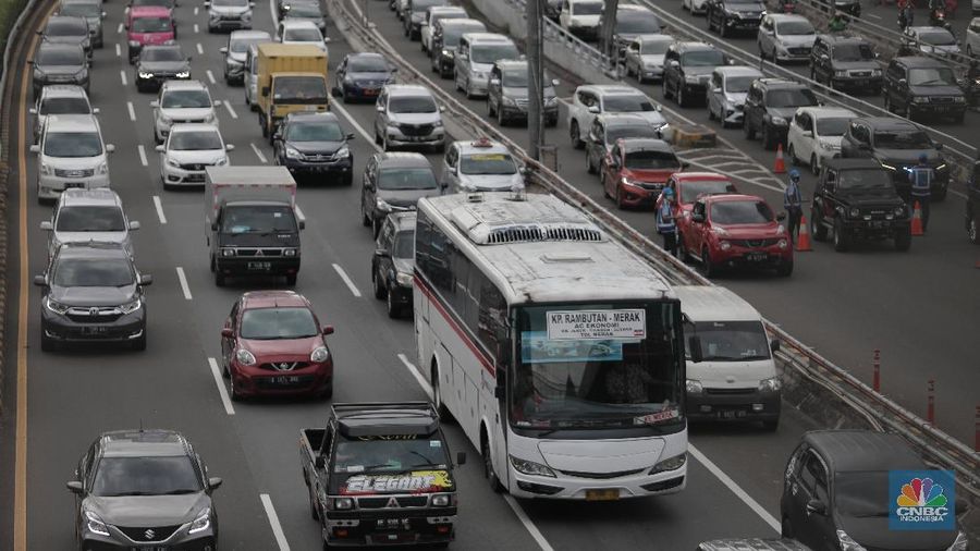 Antrean calon penumpang pesawat yang melakukan test rapid  di Shelter Kalayang Terminal 2 Bandara Soekarno-Hatta, Senin (21/12/2020). Antren panjang ini terjadi karena banyak penumpang yang ingin melakukan rapid test antigen yang disediakan pihak bandara. Terminal 2 Bandara Soekarno Hatta sempat ramai tadi pagi. Antrean mengular karena antrean rapid test penumpang. Pantauan CNBC pukul 11.30 terlihat antrian namun sudah kondusif. Sejumlah calon penumpang yang menunggu di luar area ruang test bisa duduk. Jelang liburan Natal dan akhir tahun, pemerintah menerapkan syarat minimal berupa hasil tes rapid antigen bagi traveler yang mau bepergian naik kereta api, pesawat terbang hingga kendaraan pribadi. (CNBC Indonesia/ Muhammad Sabki)