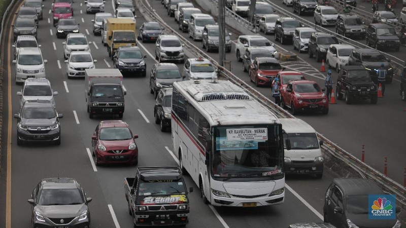 Antrean calon penumpang pesawat yang melakukan test rapid  di Shelter Kalayang Terminal 2 Bandara Soekarno-Hatta, Senin (21/12/2020). Antren panjang ini terjadi karena banyak penumpang yang ingin melakukan rapid test antigen yang disediakan pihak bandara. Terminal 2 Bandara Soekarno Hatta sempat ramai tadi pagi. Antrean mengular karena antrean rapid test penumpang. Pantauan CNBC pukul 11.30 terlihat antrian namun sudah kondusif. Sejumlah calon penumpang yang menunggu di luar area ruang test bisa duduk. Jelang liburan Natal dan akhir tahun, pemerintah menerapkan syarat minimal berupa hasil tes rapid antigen bagi traveler yang mau bepergian naik kereta api, pesawat terbang hingga kendaraan pribadi. (CNBC Indonesia/ Muhammad Sabki)