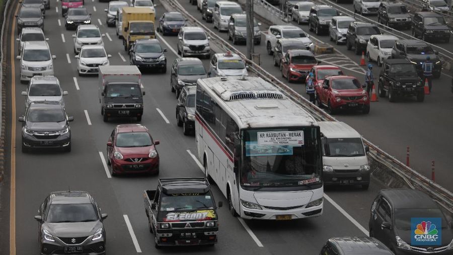 Ratusan kendaraan mobil melintas diruas jalan tol Cawang-Grogol, Jakarta, Rabu 23/12. Pantauan CNBC Indonesia terlihat kepadatan kendaraan sejak pukul 15.00 wib. Kawasan jalan tol pondok gede Timur dua juga terlihat ramai lancar. Menjelang libur Natal 2020, sebanyak 842.000 kendaraan diprediksi meninggalkan wilayah DKI Jakarta dengan berbagai tujuan melalui tol Jasa Marga . Jumlah kendaraan itu akan mulai tercatat sejak Kamis 24 Desember hingga Minggu 27 Desember 2020. Operation and Maintenance Management Group Head Jasa Marga, Pratomo Bimawan Putra menjelaskan, puncak arus lalu lintas keluar Jabotabek pada Libur Natal 2020 diprediksi terjadi pada Kamis, 24 Desember 2020.”Puncak arus lalu lintas kembali menuju Jakarta terjadi pada Minggu 27 Desember 2020,” katanya, Rabu (23/12/2020) (CNBC Indonesia/ Muhammad Sabki)