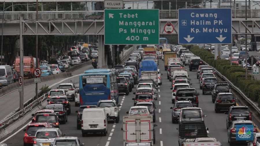 Ratusan kendaraan mobil melintas diruas jalan tol Cawang-Grogol, Jakarta, Rabu 23/12. Pantauan CNBC Indonesia terlihat kepadatan kendaraan sejak pukul 15.00 wib. Kawasan jalan tol pondok gede Timur dua juga terlihat ramai lancar. Menjelang libur Natal 2020, sebanyak 842.000 kendaraan diprediksi meninggalkan wilayah DKI Jakarta dengan berbagai tujuan melalui tol Jasa Marga . Jumlah kendaraan itu akan mulai tercatat sejak Kamis 24 Desember hingga Minggu 27 Desember 2020. Operation and Maintenance Management Group Head Jasa Marga, Pratomo Bimawan Putra menjelaskan, puncak arus lalu lintas keluar Jabotabek pada Libur Natal 2020 diprediksi terjadi pada Kamis, 24 Desember 2020.”Puncak arus lalu lintas kembali menuju Jakarta terjadi pada Minggu 27 Desember 2020,” katanya, Rabu (23/12/2020) (CNBC Indonesia/ Muhammad Sabki)