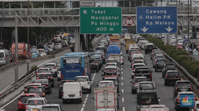 Ratusan kendaraan mobil melintas diruas jalan tol Cawang-Grogol, Jakarta, Rabu 23/12. Pantauan CNBC Indonesia terlihat kepadatan kendaraan sejak pukul 15.00 wib. Kawasan jalan tol pondok gede Timur dua juga terlihat ramai lancar. Menjelang libur Natal 2020, sebanyak 842.000 kendaraan diprediksi meninggalkan wilayah DKI Jakarta dengan berbagai tujuan melalui tol Jasa Marga . Jumlah kendaraan itu akan mulai tercatat sejak Kamis 24 Desember hingga Minggu 27 Desember 2020. Operation and Maintenance Management Group Head Jasa Marga, Pratomo Bimawan Putra menjelaskan, puncak arus lalu lintas keluar Jabotabek pada Libur Natal 2020 diprediksi terjadi pada Kamis, 24 Desember 2020.”Puncak arus lalu lintas kembali menuju Jakarta terjadi pada Minggu 27 Desember 2020,” katanya, Rabu (23/12/2020) (CNBC Indonesia/ Muhammad Sabki)