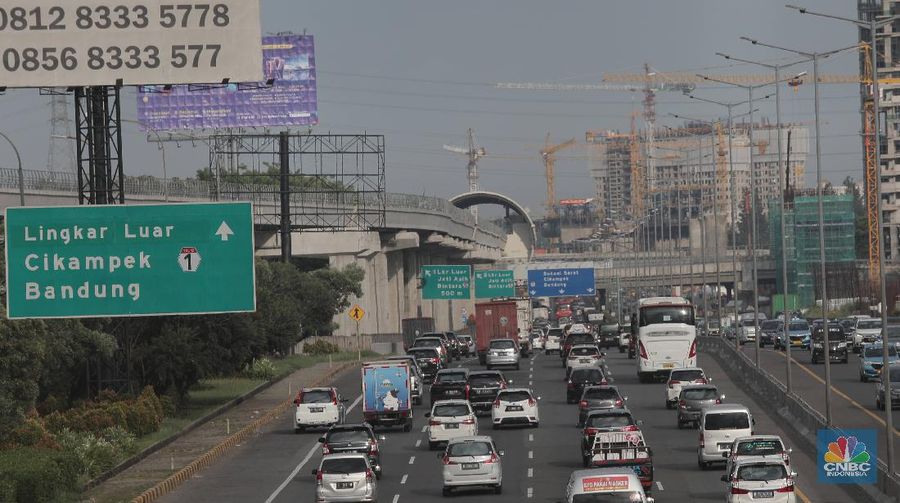 Ratusan kendaraan mobil melintas diruas jalan tol Cawang-Grogol, Jakarta, Rabu 23/12. Pantauan CNBC Indonesia terlihat kepadatan kendaraan sejak pukul 15.00 wib. Kawasan jalan tol pondok gede Timur dua juga terlihat ramai lancar. Menjelang libur Natal 2020, sebanyak 842.000 kendaraan diprediksi meninggalkan wilayah DKI Jakarta dengan berbagai tujuan melalui tol Jasa Marga . Jumlah kendaraan itu akan mulai tercatat sejak Kamis 24 Desember hingga Minggu 27 Desember 2020. Operation and Maintenance Management Group Head Jasa Marga, Pratomo Bimawan Putra menjelaskan, puncak arus lalu lintas keluar Jabotabek pada Libur Natal 2020 diprediksi terjadi pada Kamis, 24 Desember 2020.”Puncak arus lalu lintas kembali menuju Jakarta terjadi pada Minggu 27 Desember 2020,” katanya, Rabu (23/12/2020) (CNBC Indonesia/ Muhammad Sabki)