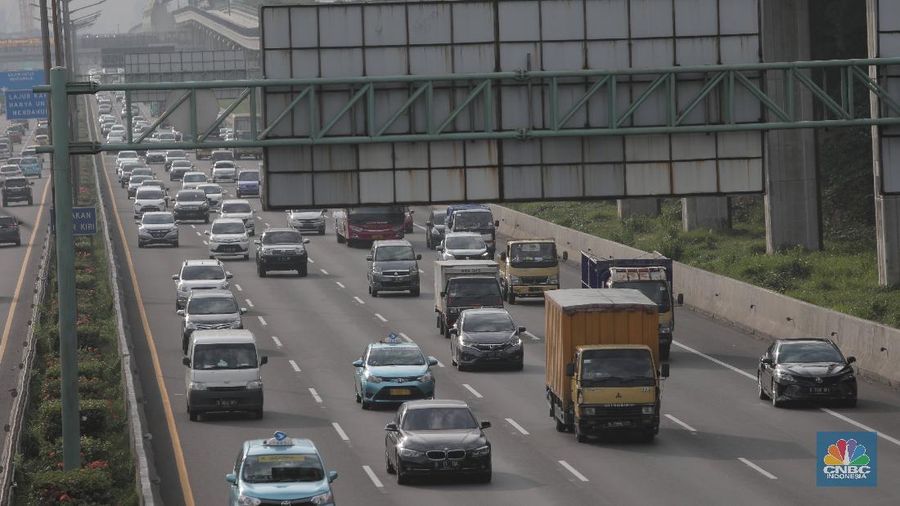 Ratusan kendaraan mobil melintas diruas jalan tol Cawang-Grogol, Jakarta, Rabu 23/12. Pantauan CNBC Indonesia terlihat kepadatan kendaraan sejak pukul 15.00 wib. Kawasan jalan tol pondok gede Timur dua juga terlihat ramai lancar. Menjelang libur Natal 2020, sebanyak 842.000 kendaraan diprediksi meninggalkan wilayah DKI Jakarta dengan berbagai tujuan melalui tol Jasa Marga . Jumlah kendaraan itu akan mulai tercatat sejak Kamis 24 Desember hingga Minggu 27 Desember 2020. Operation and Maintenance Management Group Head Jasa Marga, Pratomo Bimawan Putra menjelaskan, puncak arus lalu lintas keluar Jabotabek pada Libur Natal 2020 diprediksi terjadi pada Kamis, 24 Desember 2020.”Puncak arus lalu lintas kembali menuju Jakarta terjadi pada Minggu 27 Desember 2020,” katanya, Rabu (23/12/2020) (CNBC Indonesia/ Muhammad Sabki)