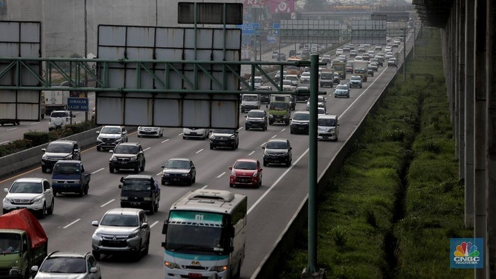 Ratusan kendaraan mobil melintas diruas jalan tol Cawang-Grogol, Jakarta, Rabu 23/12. Pantauan CNBC Indonesia terlihat kepadatan kendaraan sejak pukul 15.00 wib. Kawasan jalan tol pondok gede Timur dua juga terlihat ramai lancar. Menjelang libur Natal 2020, sebanyak 842.000 kendaraan diprediksi meninggalkan wilayah DKI Jakarta dengan berbagai tujuan melalui tol Jasa Marga . Jumlah kendaraan itu akan mulai tercatat sejak Kamis 24 Desember hingga Minggu 27 Desember 2020. Operation and Maintenance Management Group Head Jasa Marga, Pratomo Bimawan Putra menjelaskan, puncak arus lalu lintas keluar Jabotabek pada Libur Natal 2020 diprediksi terjadi pada Kamis, 24 Desember 2020.”Puncak arus lalu lintas kembali menuju Jakarta terjadi pada Minggu 27 Desember 2020,” katanya, Rabu (23/12/2020) (CNBC Indonesia/ Muhammad Sabki)