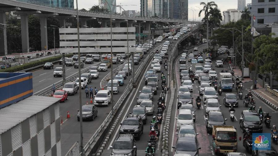 Ratusan kendaraan mobil melintas diruas jalan tol Cawang-Grogol, Jakarta, Rabu 23/12. Pantauan CNBC Indonesia terlihat kepadatan kendaraan sejak pukul 15.00 wib. Kawasan jalan tol pondok gede Timur dua juga terlihat ramai lancar. Menjelang libur Natal 2020, sebanyak 842.000 kendaraan diprediksi meninggalkan wilayah DKI Jakarta dengan berbagai tujuan melalui tol Jasa Marga . Jumlah kendaraan itu akan mulai tercatat sejak Kamis 24 Desember hingga Minggu 27 Desember 2020. Operation and Maintenance Management Group Head Jasa Marga, Pratomo Bimawan Putra menjelaskan, puncak arus lalu lintas keluar Jabotabek pada Libur Natal 2020 diprediksi terjadi pada Kamis, 24 Desember 2020.”Puncak arus lalu lintas kembali menuju Jakarta terjadi pada Minggu 27 Desember 2020,” katanya, Rabu (23/12/2020) (CNBC Indonesia/ Muhammad Sabki)