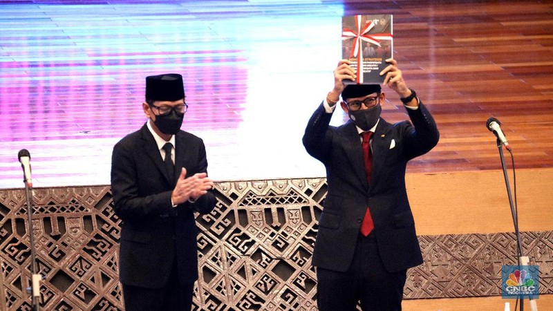 Upacara serah terima jabatan Menteri Pariwisata ke Menteri Pariwisata dan Ekonomi Kreatif dari Wishnutama ke  Sandiaga Uno. (CNBC Indonesia/Tri Susilo)