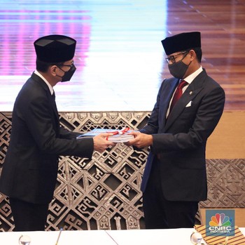 Intip Momen Akrab Wishnutama dan Sandiaga Uno Saat Sertijab