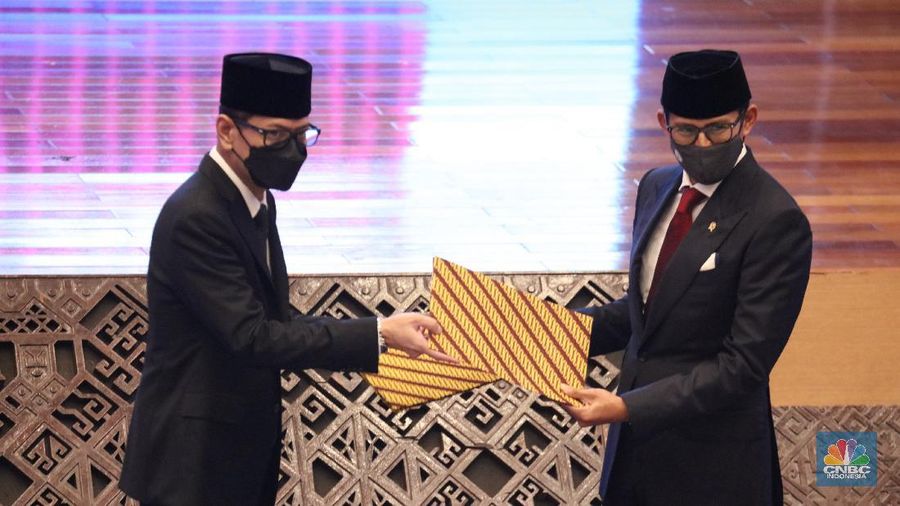 Antrean calon penumpang pesawat yang melakukan test rapid  di Shelter Kalayang Terminal 2 Bandara Soekarno-Hatta, Senin (21/12/2020). Antren panjang ini terjadi karena banyak penumpang yang ingin melakukan rapid test antigen yang disediakan pihak bandara. Terminal 2 Bandara Soekarno Hatta sempat ramai tadi pagi. Antrean mengular karena antrean rapid test penumpang. Pantauan CNBC pukul 11.30 terlihat antrian namun sudah kondusif. Sejumlah calon penumpang yang menunggu di luar area ruang test bisa duduk. Jelang liburan Natal dan akhir tahun, pemerintah menerapkan syarat minimal berupa hasil tes rapid antigen bagi traveler yang mau bepergian naik kereta api, pesawat terbang hingga kendaraan pribadi. (CNBC Indonesia/ Muhammad Sabki)