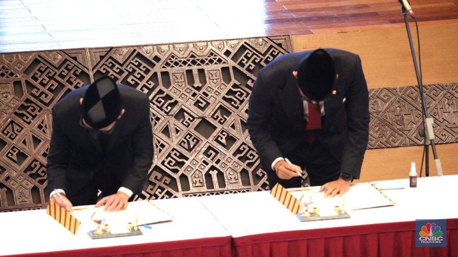 Upacara serah terima jabatan Menteri Pariwisata ke Menteri Pariwisata dan Ekonomi Kreatif dari Wishnutama ke  Sandiaga Uno. (CNBC Indonesia/Tri Susilo)