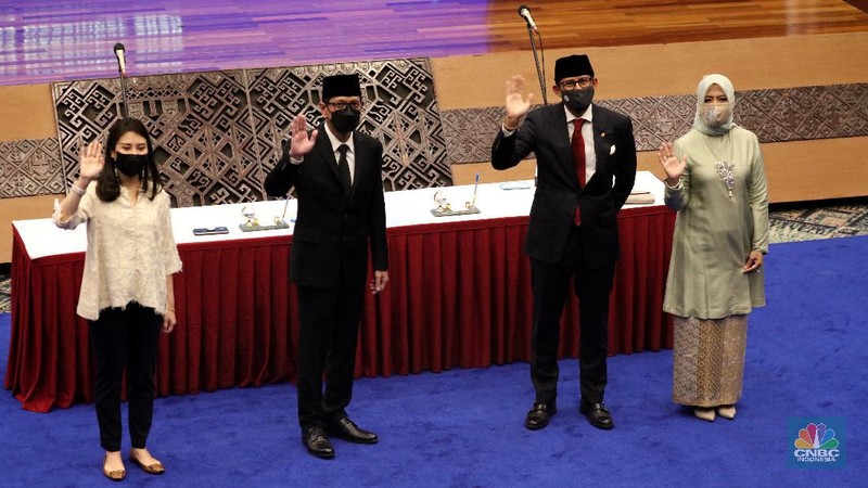 Upacara serah terima jabatan Menteri Pariwisata ke Menteri Pariwisata dan Ekonomi Kreatif dari Wishnutama ke  Sandiaga Uno. (CNBC Indonesia/Tri Susilo)