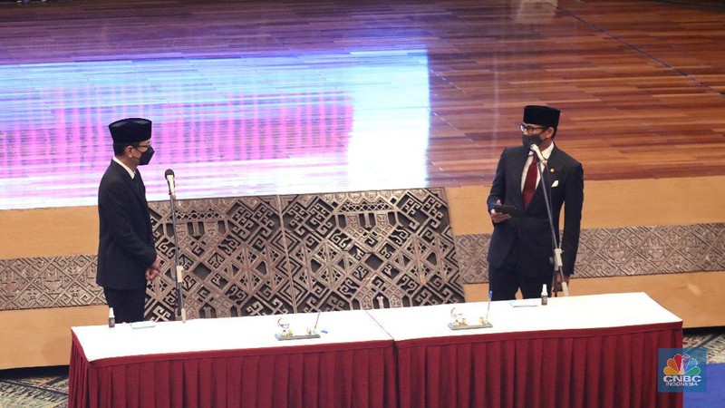 Upacara serah terima jabatan Menteri Pariwisata ke Menteri Pariwisata dan Ekonomi Kreatif dari Wishnutama ke  Sandiaga Uno. (CNBC Indonesia/Tri Susilo)