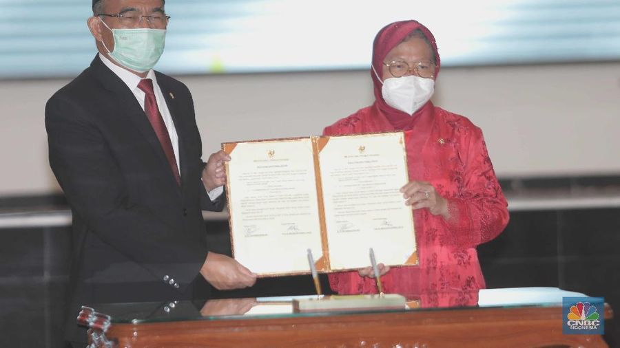 Upacara serah terima jabatan Menteri Sosial kepada Tri Rismaharini (CNBC Indonesia/Muhammad Sabki)