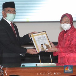 Kontroversi Risma: Rangkap Jabatan Menteri-Walkot, Langgar UU