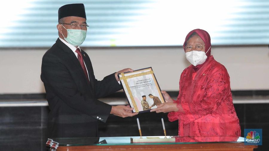 Upacara serah terima jabatan Menteri Sosial kepada Tri Rismaharini (CNBC Indonesia/Muhammad Sabki)