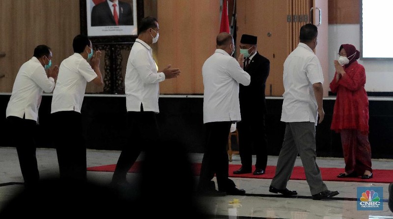 Upacara serah terima jabatan Menteri Sosial kepada Tri Rismaharini (CNBC Indonesia/Muhammad Sabki)