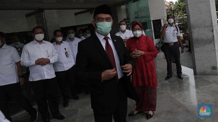 Upacara serah terima jabatan Menteri Sosial kepada Tri Rismaharini (CNBC Indonesia/Muhammad Sabki)