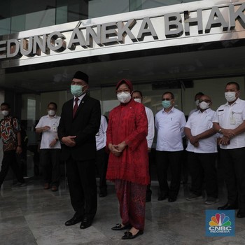Momen Risma Serah Terima Jabatan Jadi Mensos