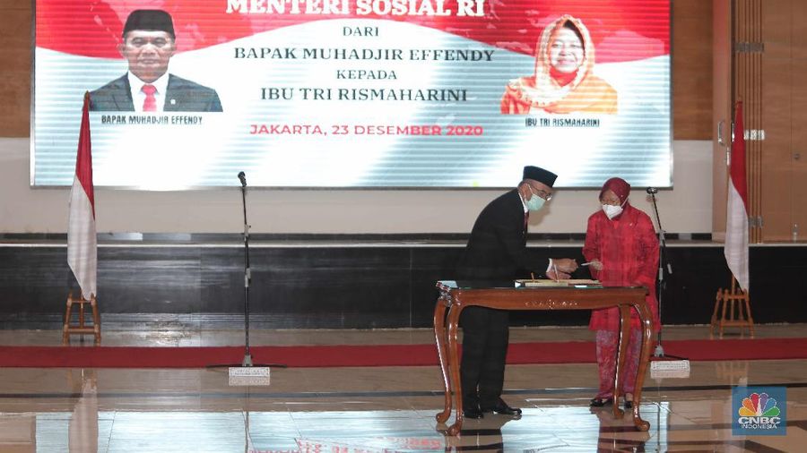 Antrean calon penumpang pesawat yang melakukan test rapid  di Shelter Kalayang Terminal 2 Bandara Soekarno-Hatta, Senin (21/12/2020). Antren panjang ini terjadi karena banyak penumpang yang ingin melakukan rapid test antigen yang disediakan pihak bandara. Terminal 2 Bandara Soekarno Hatta sempat ramai tadi pagi. Antrean mengular karena antrean rapid test penumpang. Pantauan CNBC pukul 11.30 terlihat antrian namun sudah kondusif. Sejumlah calon penumpang yang menunggu di luar area ruang test bisa duduk. Jelang liburan Natal dan akhir tahun, pemerintah menerapkan syarat minimal berupa hasil tes rapid antigen bagi traveler yang mau bepergian naik kereta api, pesawat terbang hingga kendaraan pribadi. (CNBC Indonesia/ Muhammad Sabki)