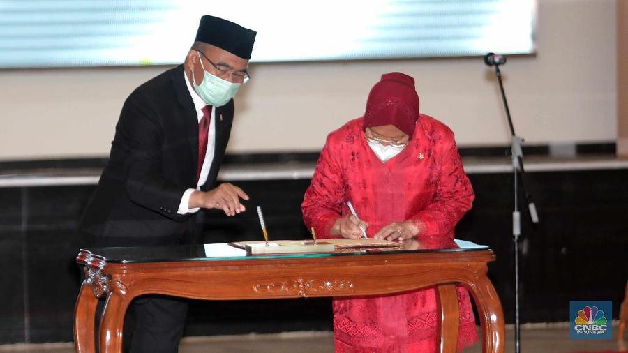Upacara serah terima jabatan Menteri Sosial kepada Tri Rismaharini (CNBC Indonesia/Muhammad Sabki)