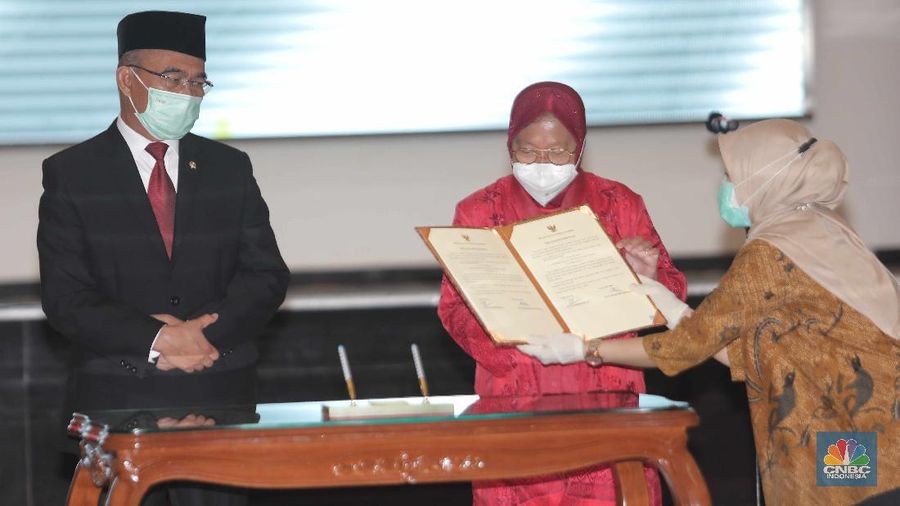 Upacara serah terima jabatan Menteri Sosial kepada Tri Rismaharini (CNBC Indonesia/Muhammad Sabki)