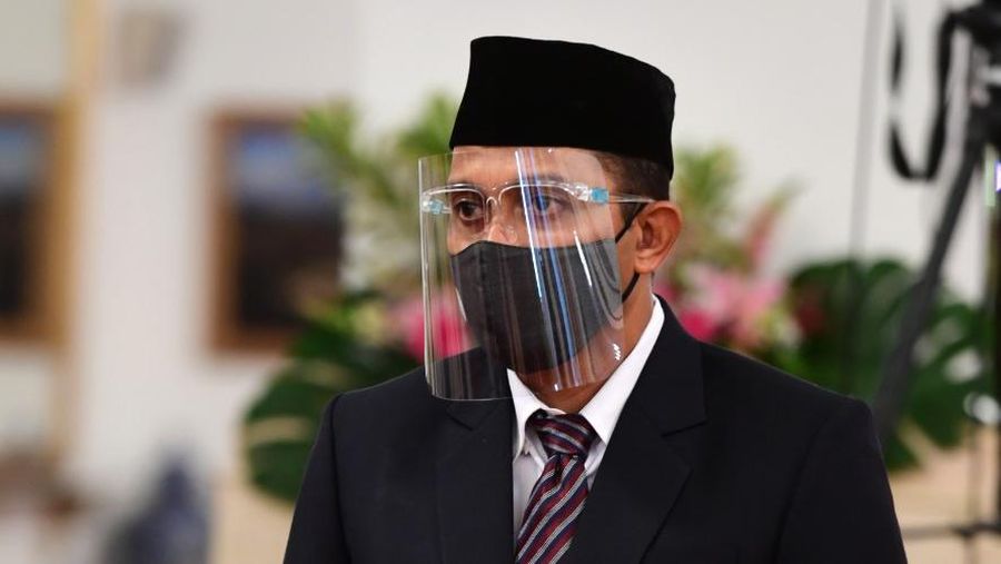 Wakil Menteri Hukum dan HAM Edward Omar Sharif Hiariej mengikuti upacara pelantikan menteri dan wakil menteri Kabinet Indonesia Maju di di Istana Negara, Jakarta, Rabu (23/12/2020). Presiden melantik lima wakil menteri Kabinet Indonesia Maju sisa periode jabatan 2019-2024 yakni Pahala Mansury sebagai Wakil Menteri BUMN, Letjen TNI Muhammad Herindra sebagai Wakil Menteri Pertahanan, Edward Omar Sharif Hiariej sebagai Wakil Menteri Hukum dan HAM, Dante Saksono Harbuwono sebagai Wakil Menteri Kesehatan dan Harvick Hasnul Qolby sebagai Wakil Menteri Pertanian.  (BPMI Setpres/Muchlis Jr)