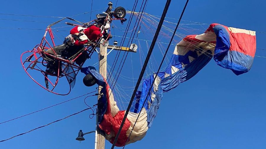 eorang pria dengan kostum Sinterklas nyangkut di tiang listrik setelah lepas landas di dekat sekolah di Rio Linda,California sekitar pukul 11 pagi waktu setempat. AP/