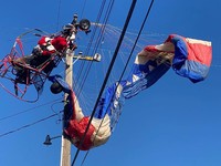 Kasihan, Sinterklas Ini Nyangkut di Tiang Listrik California