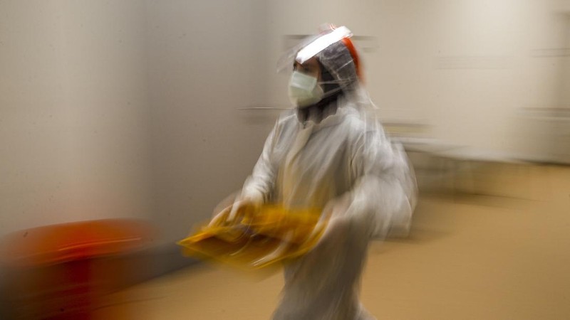 Antrean calon penumpang pesawat yang melakukan test rapid  di Shelter Kalayang Terminal 2 Bandara Soekarno-Hatta, Senin (21/12/2020). Antren panjang ini terjadi karena banyak penumpang yang ingin melakukan rapid test antigen yang disediakan pihak bandara. Terminal 2 Bandara Soekarno Hatta sempat ramai tadi pagi. Antrean mengular karena antrean rapid test penumpang. Pantauan CNBC pukul 11.30 terlihat antrian namun sudah kondusif. Sejumlah calon penumpang yang menunggu di luar area ruang test bisa duduk. Jelang liburan Natal dan akhir tahun, pemerintah menerapkan syarat minimal berupa hasil tes rapid antigen bagi traveler yang mau bepergian naik kereta api, pesawat terbang hingga kendaraan pribadi. (CNBC Indonesia/ Muhammad Sabki)