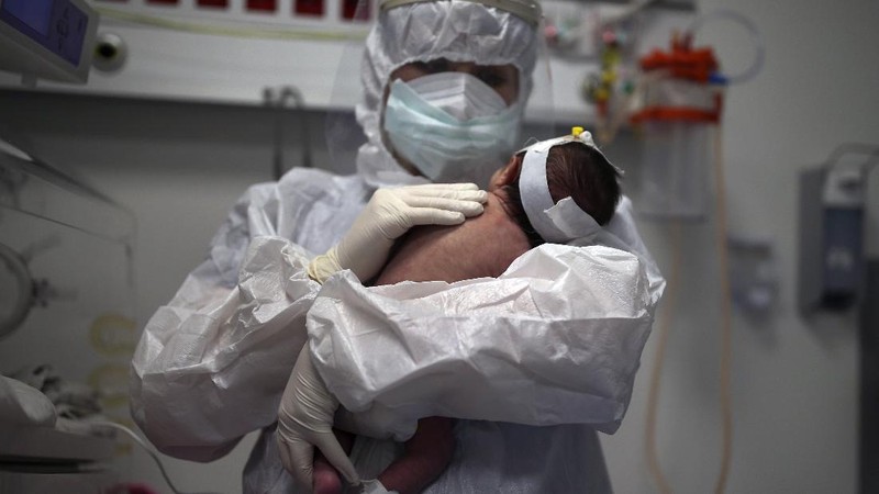 Kasus infeksi Covid-19 di Turki melonjak lagi di antara pasiennya adalah seorang bayi berusia sebelas bulan. (AP/Emrah Gurel)