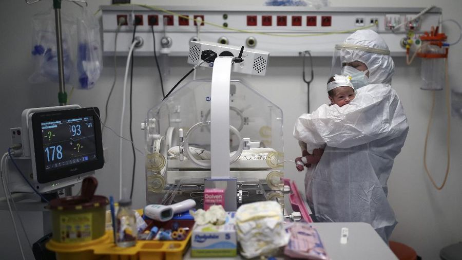 Kasus infeksi Covid-19 di Turki melonjak lagi di antara pasiennya adalah seorang bayi berusia sebelas bulan. (AP/Emrah Gurel)