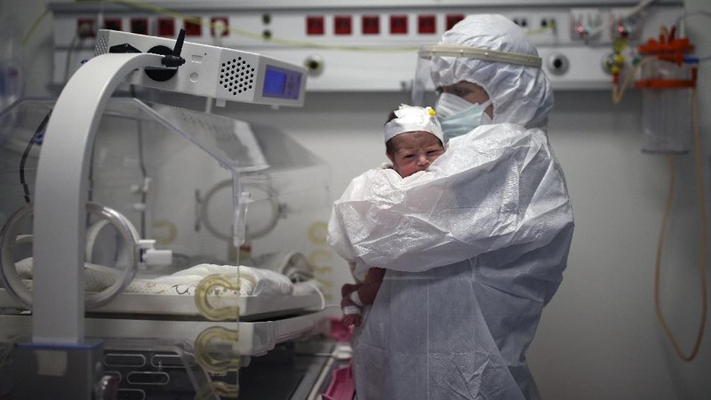 Kasus infeksi Covid-19 di Turki melonjak lagi di antara pasiennya adalah seorang bayi berusia sebelas bulan. (AP/Emrah Gurel)