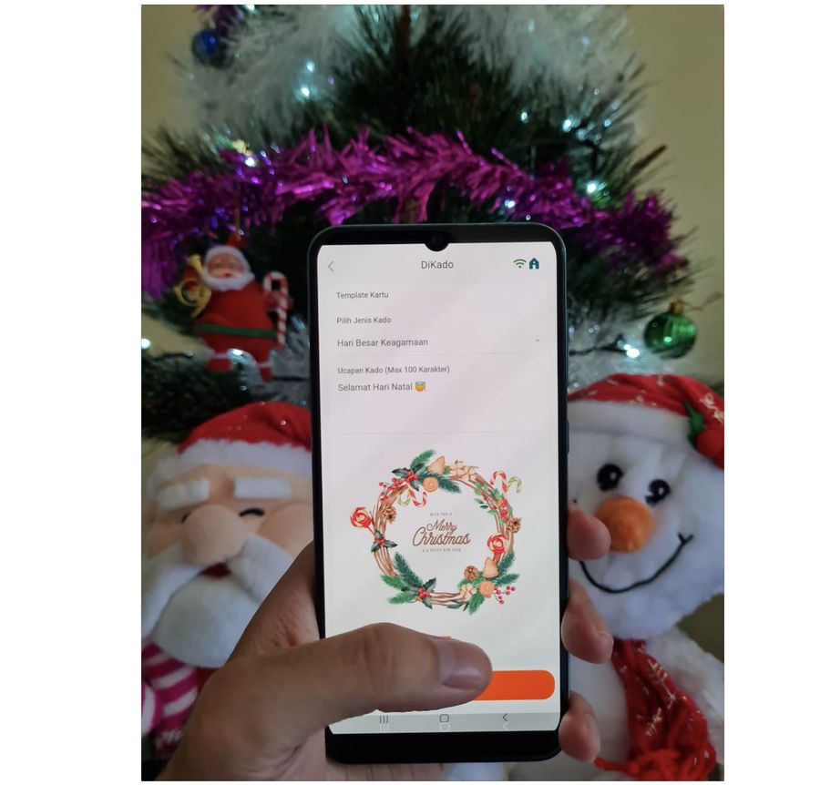 Nasabah sedang mengirimkan kado natal digital kepada keluarganya menggunakan fitur Digital Kado (DiKado) di aplikasi BNI Mobile Banking pada Kamis (24 Desember 2020). Digital Kado yang dapat dibagikan berupa Transfer Uang, Top Up e-Wallet, Top Up Pulsa, atau Mobile Tunai, serta menyertakan kartu ucapan. Ist