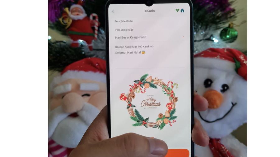 Nasabah sedang mengirimkan kado natal digital kepada keluarganya menggunakan fitur Digital Kado (DiKado) di aplikasi BNI Mobile Banking pada Kamis (24 Desember 2020). Digital Kado yang dapat dibagikan berupa Transfer Uang, Top Up e-Wallet, Top Up Pulsa, atau Mobile Tunai, serta menyertakan kartu ucapan. Ist