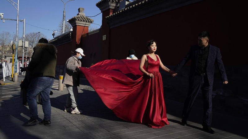 Pernikahan kembali digelar di Beijing, China. Hal ini menjadi tanda industri pernikahan yang kembali normal. (AP/Ng Han Guan)